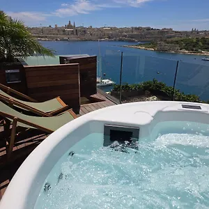 Apartment Unique Seafront Triplex Penthouse With Panoramic Bedroom & Rooftop Jacuzzi Overlooking Valletta, Sliema