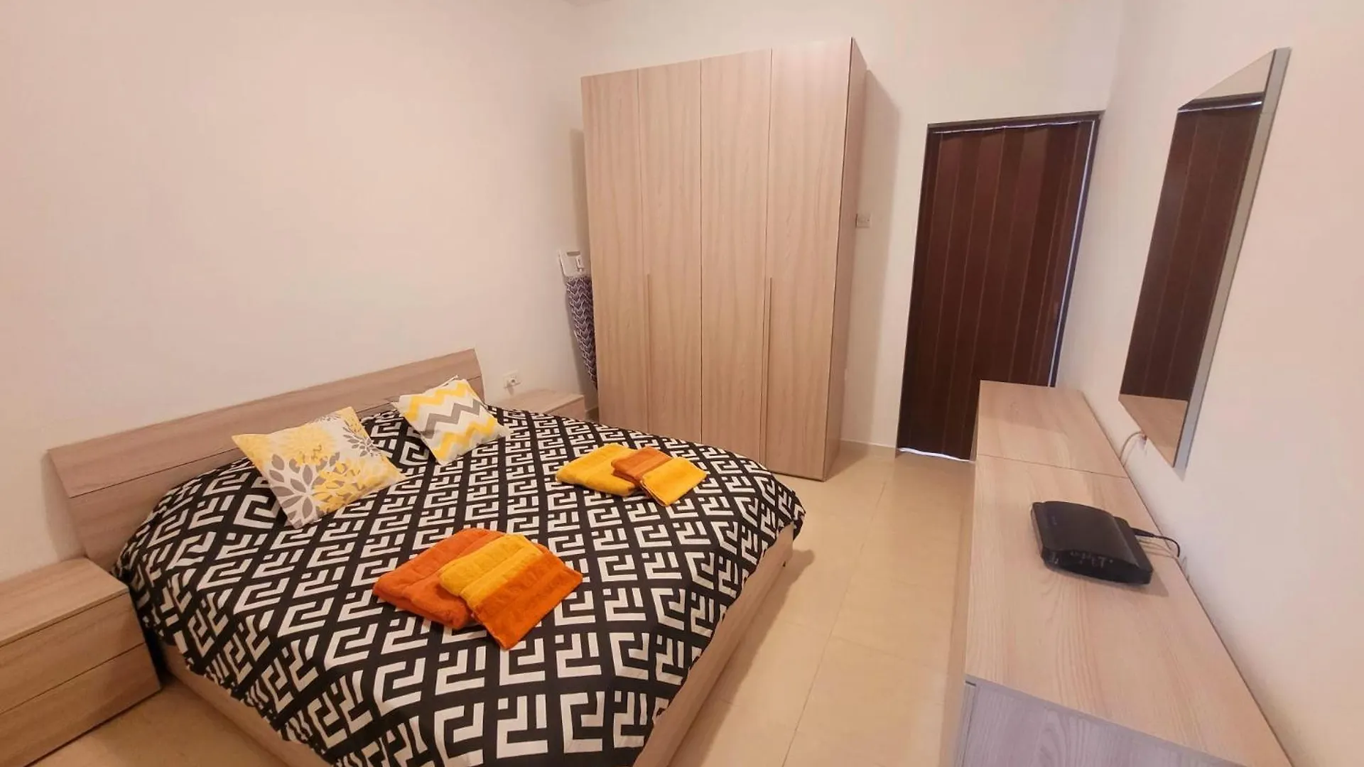 Sunflower Maltese House In سليمة شقة